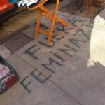 “Fuera feminazis”: escribieron un grafiti amenazador frente a la Esquina Rebelde del Abasto