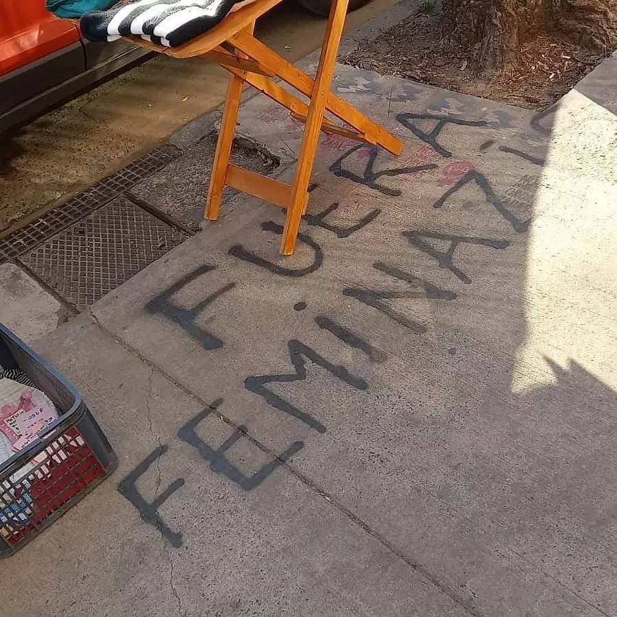 “Fuera feminazis”: escribieron un grafiti amenazador frente a la Esquina Rebelde del Abasto