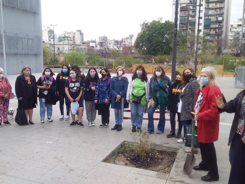 Estudiantes y vecinos plantaron un timbó en la Plaza Manzana 66