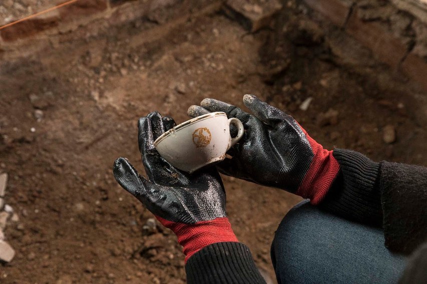 Edificio del Molino: durante una excavación hallaron tazas antiguas y serán exhibidas en su museo de sitio