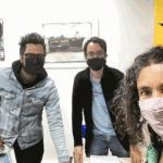 Comunero charla con documentalistas y  productores en la sede comunal