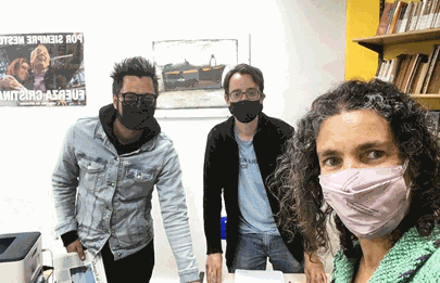 Comunero charla con documentalistas y  productores en la sede comunal