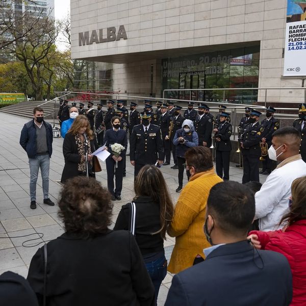 Fijaron una placa en homenaje al policía caído Juan Pablo Roldán