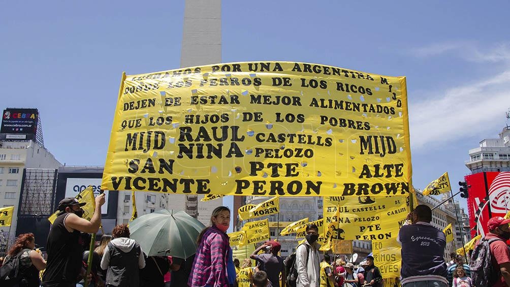 Movimientos sociales cortan la 9 de Julio frente al Obelisco y ante el Ministerio de Desarrollo Social