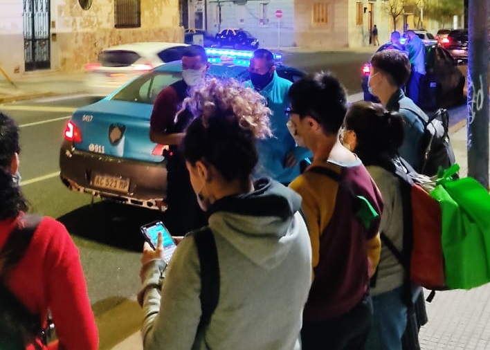 La Policía de la Ciudad impidió la realización de una pintada por los 45 años de La Noche de los Lápices en el muro ferroviario sobre la curva de Díaz Vélez