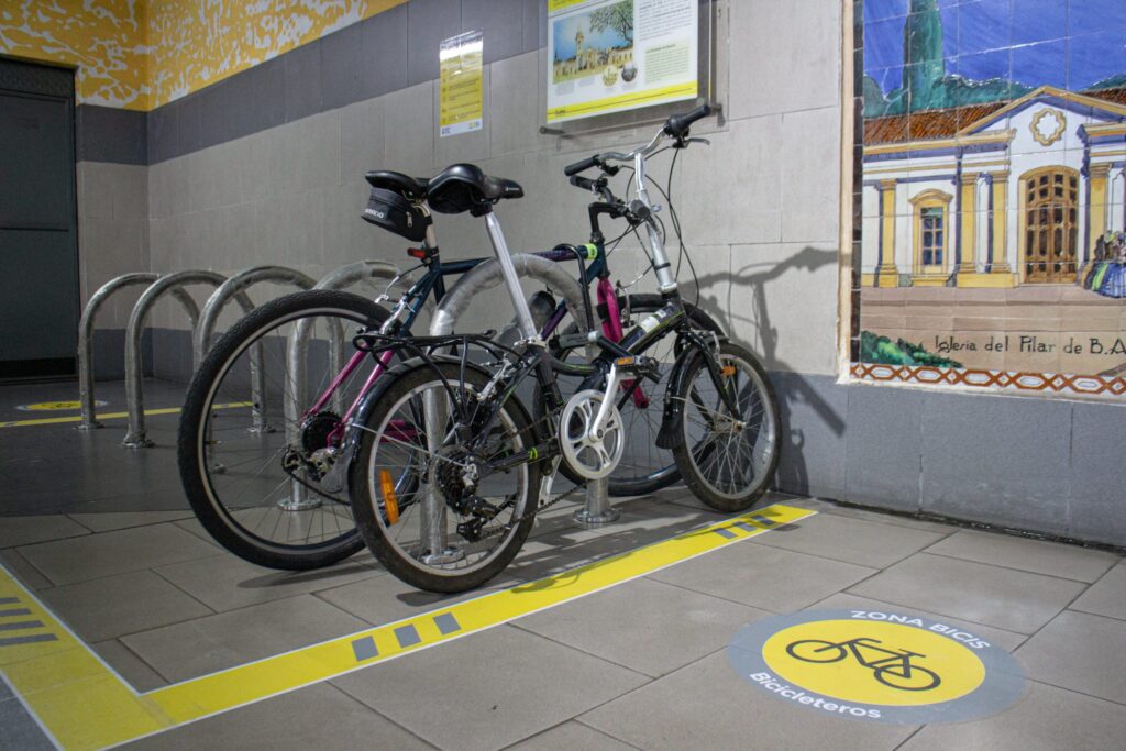 Instalaron bicicleteros públicos dentro de cuatro estaciones de subte