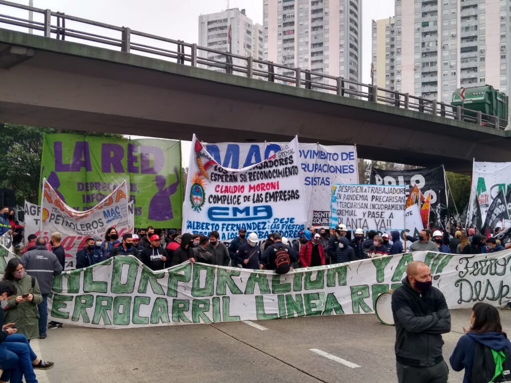 Trabajadores despedidos volvieron a bloquear el Puente Pueyrredón