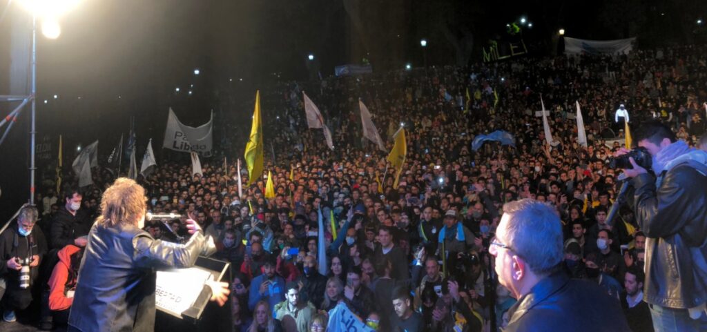 Javier Milei cerró su campaña cantando en un masivo acto en Parque Lezama