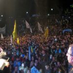 Javier Milei cerró su campaña cantando en un masivo acto en Parque Lezama
