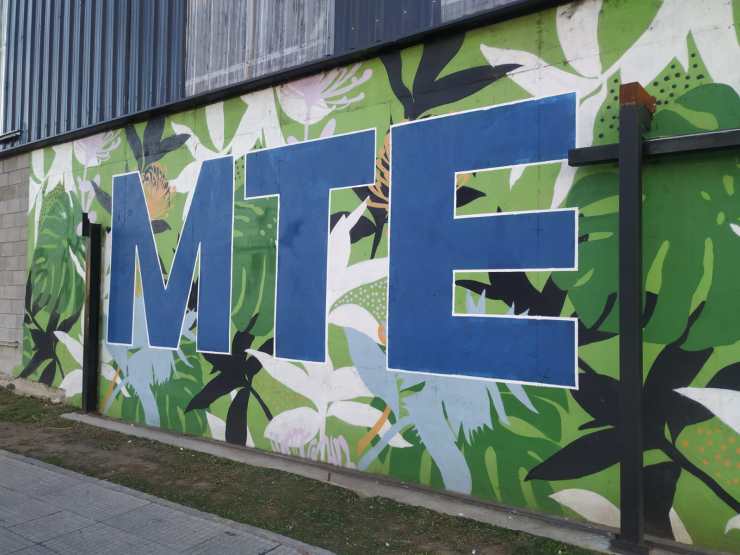 El Movimiento de Trabajadores Excluidos pintó un mural en el frente de la planta de reciclaje de Saavedra