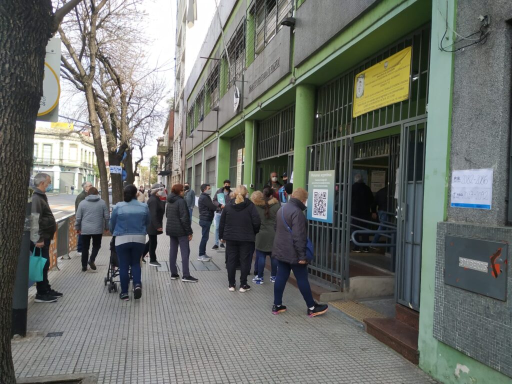 Con protocolos y algunas demoras se desarrollan las PASO en la zona del Abasto y alrededores
