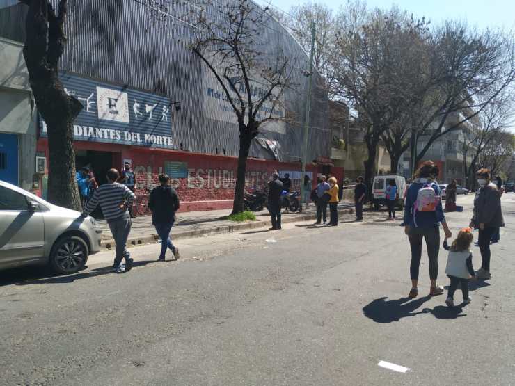 Unas PASO distintas en Saavedra: calles cortadas, protocolos y votos en clubes