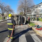 Un micro escolar volcó tras ser chocado por un jeep en Colegiales: cinco menores hospitalizados