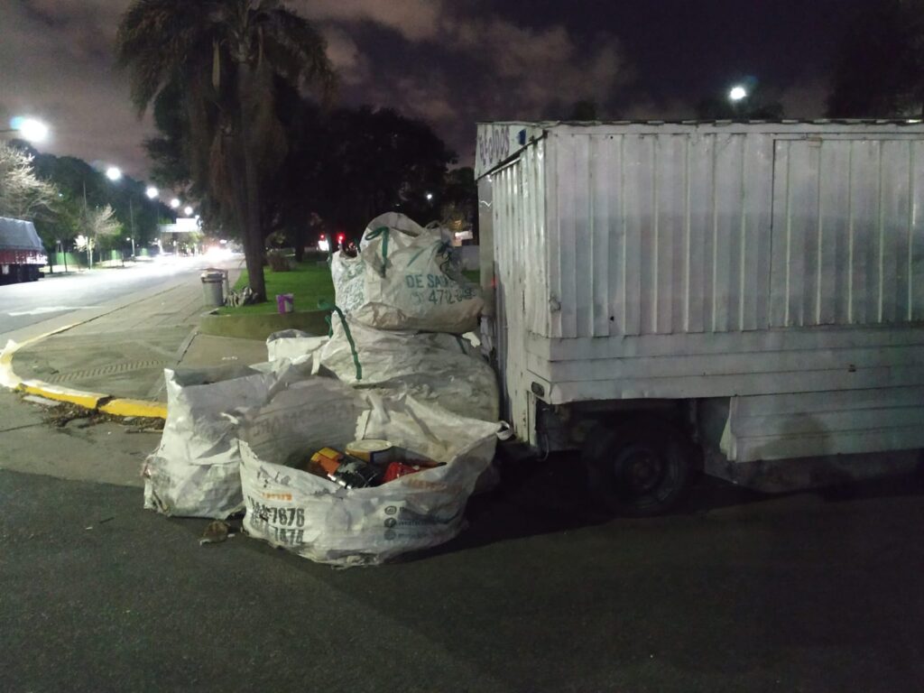 Malestar vecinal por una nueva parada cartonera frente al Parque Sarmiento