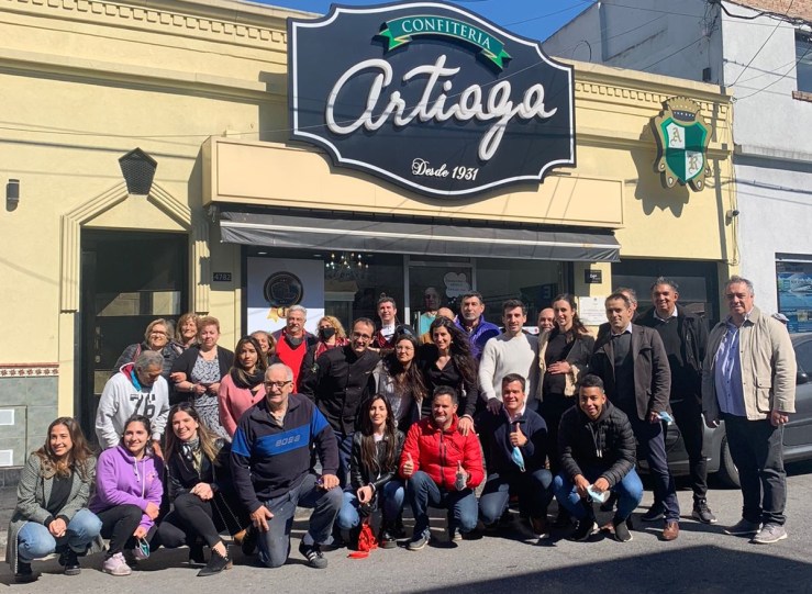 Forchieri y Borges descubrieron una placa en homenaje a los 90 años de la Confitería Artiaga en Saavedra