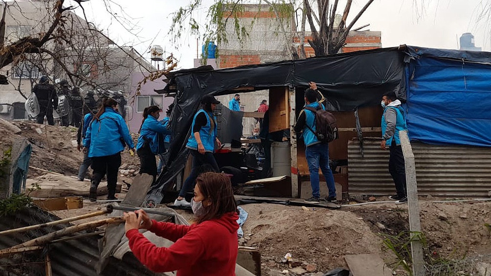 Ciudad desalojó a cientos de personas que tomaron un predio dentro del Barrio 31
