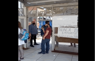 Docentes escracharon a funcionarios de Educación en Villa Soldati