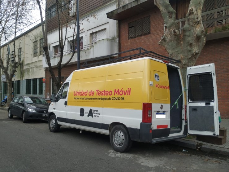 La Unidad de Testeo Móvil del DetectAR atiende en la puerta de la Asociación Villa Cerini en Arias 47