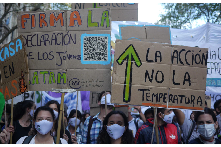 Organizaciones ambientalistas marcharon al Congreso en el marco de la Huelga Mundial por el Clima