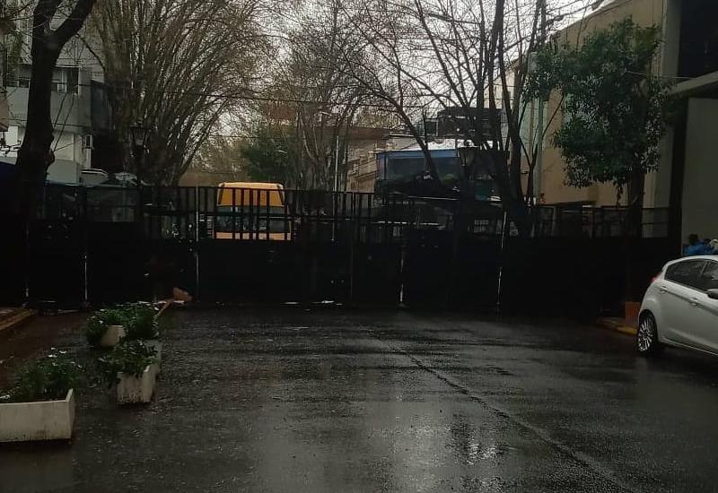 Iniciaron el desalojo en una vivienda en Palermo donde había 25 familias con al menos 15 menores