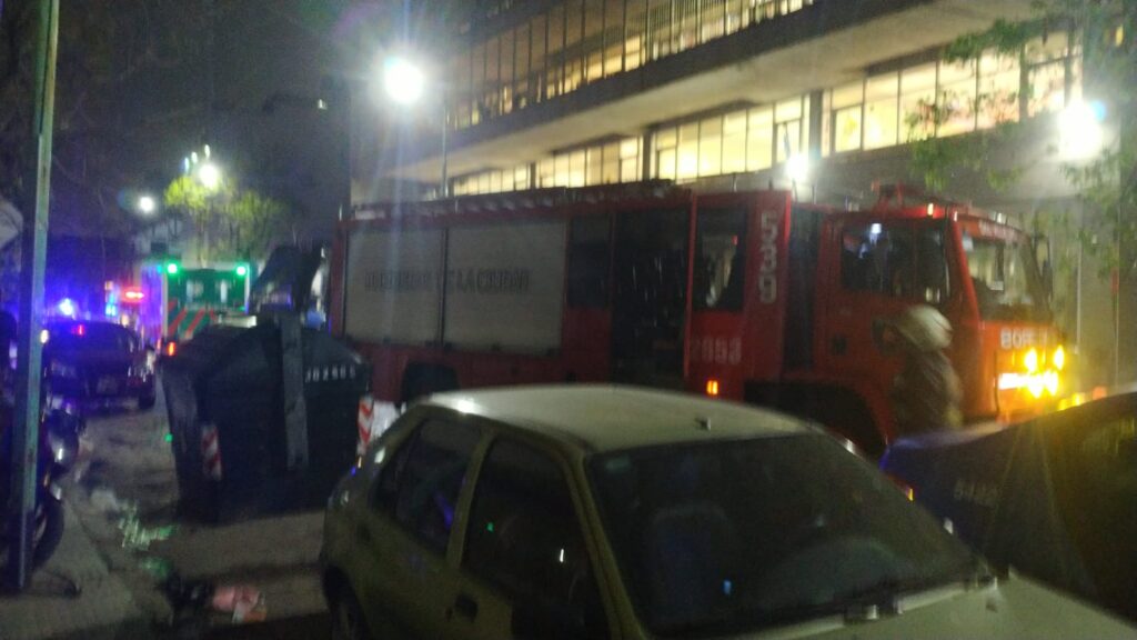 Incendio en Rivera y Holmberg: vecinos evacuados y tránsito cortado por operativo