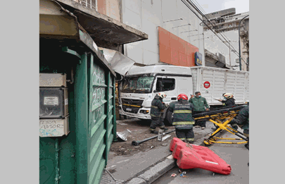 Terrible choque en pleno centro comercial de Flores