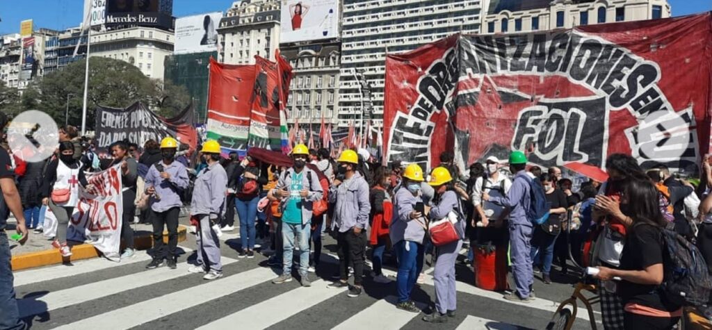 Movimientos sociales vuelven a cortar la 9 de Julio y exigen un salario mínimo de $70.000