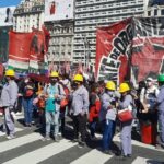 Movimientos sociales vuelven a cortar la 9 de Julio y exigen un salario mínimo de $70.000