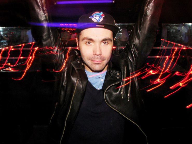 Sebas Namunkurá, vecino y artista multifacético: de organizar fiestas electrónicas a crear su marca de ropa