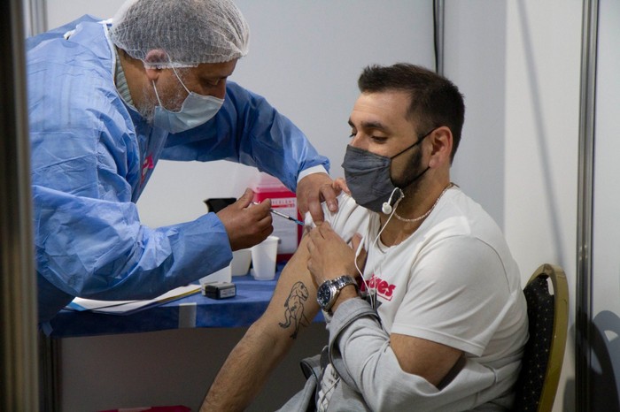 La Ciudad comenzó a aplicar la vacuna de Pfizer como segunda dosis de AstraZeneca