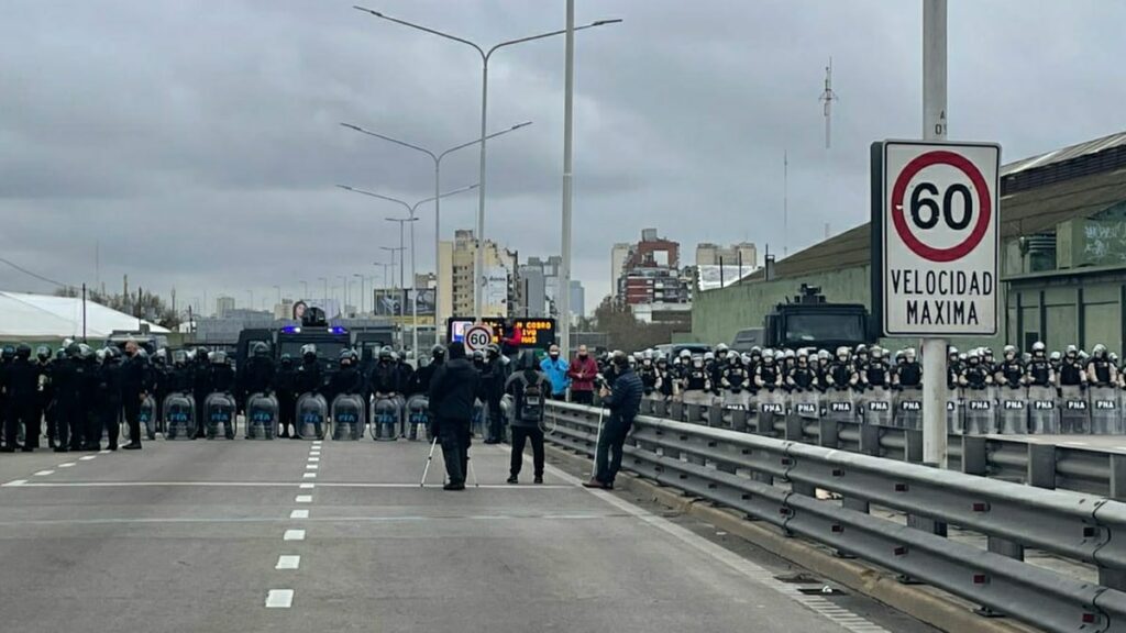Fuerte operativo policial en el Puente Pueyrredón ante un corte de partidos de izquierda
