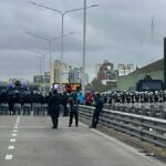 Fuerte operativo policial en el Puente Pueyrredón ante un corte de partidos de izquierda