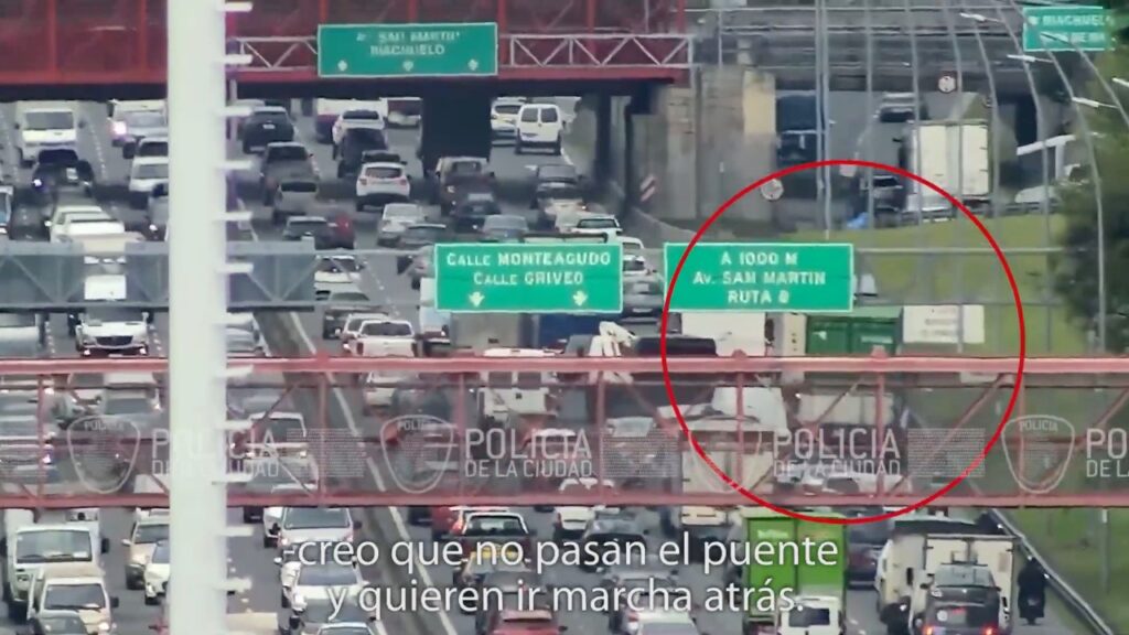 General Paz: un hombre conducía con licencia falsa un camión que no pudo pasar por debajo del puente de Albarellos