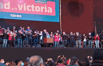 Una multitud acompañó al Presidente en su visita a Mataderos
