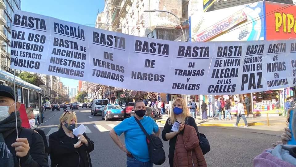 Vecinos y comerciantes cortaron calles en Once tras una batalla campal con manteros