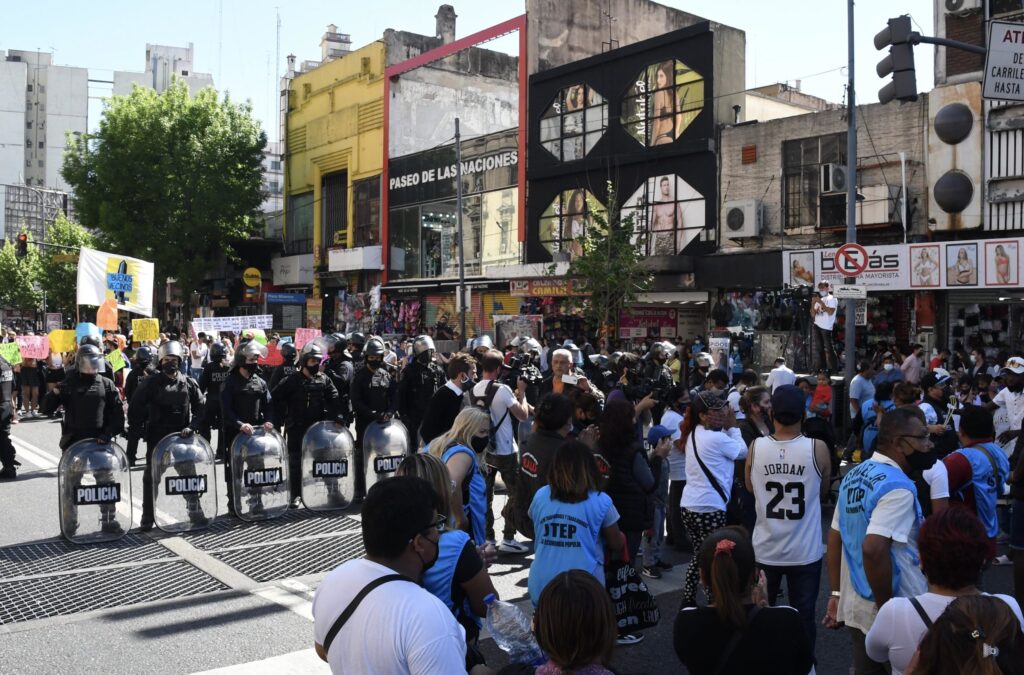 Vendedores ambulantes, comerciantes y vecinos, enfrentados en una protesta en el barrio de Once