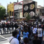 Vendedores ambulantes, comerciantes y vecinos, enfrentados en una protesta en el barrio de Once