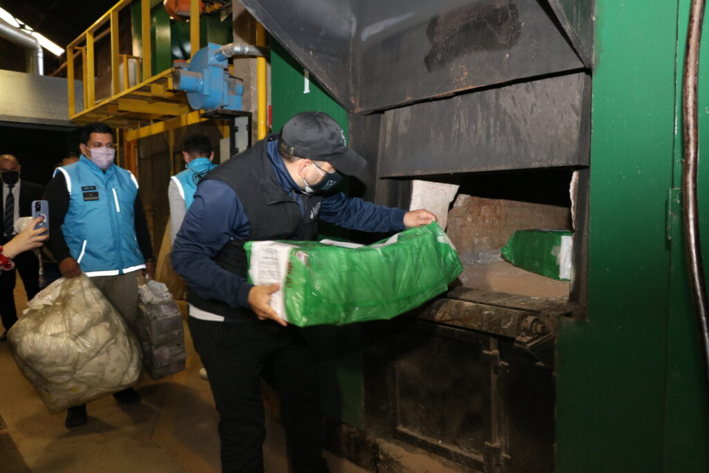 Destruyen más de 50.000 falsos barbijos del CONICET