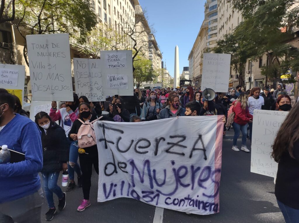 Mujeres desalojadas del Barrio 31 protestaron frente a la Legislatura porteña por soluciones habitacionales