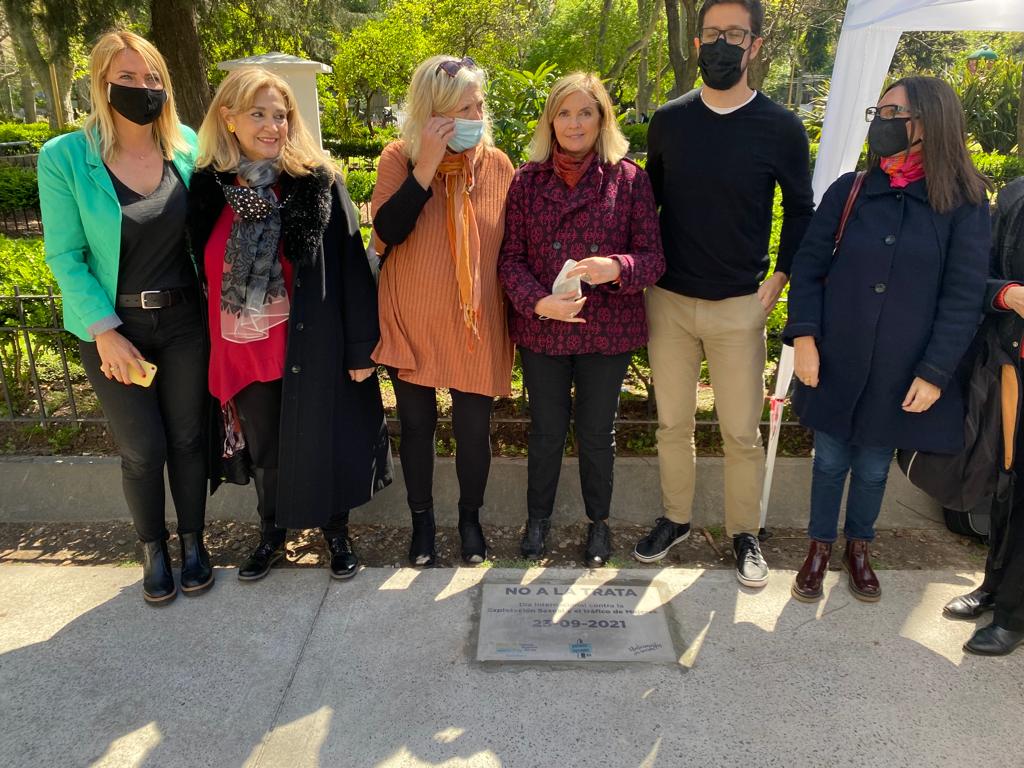 Descubrieron una placa contra la trata de personas en Plaza Almagro