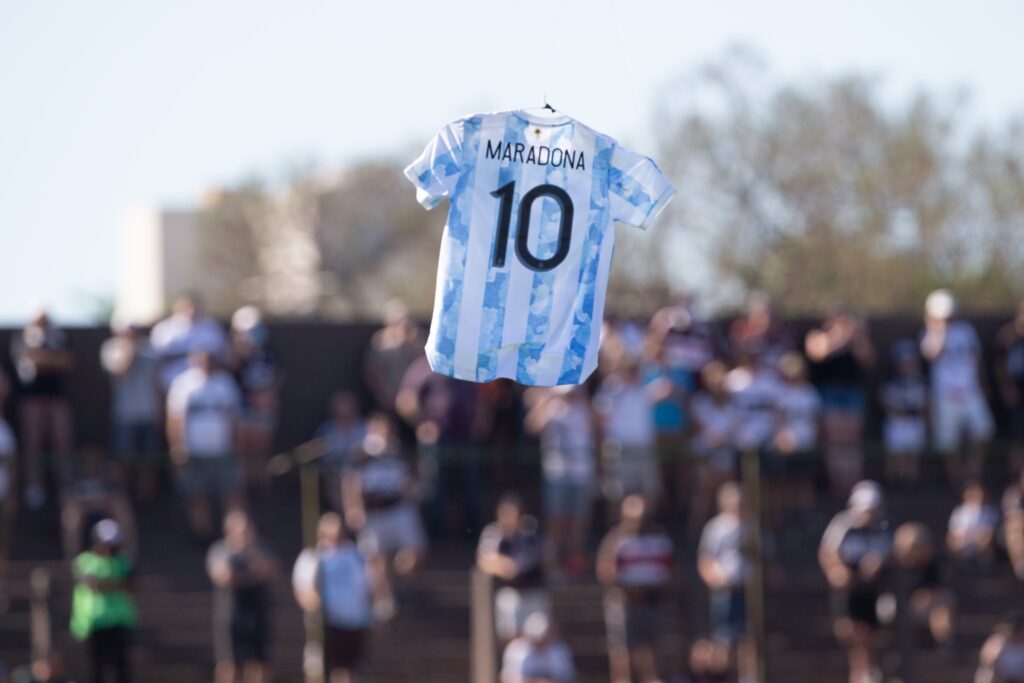 En el minuto 10: Diego Maradona fue recordado con un emotivo homenaje en la cancha de Platense