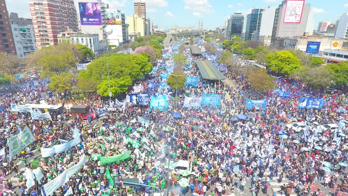 Miles de personas marcharon en el Bajo porteño por el acto de la Lealtad convocado por la CGT