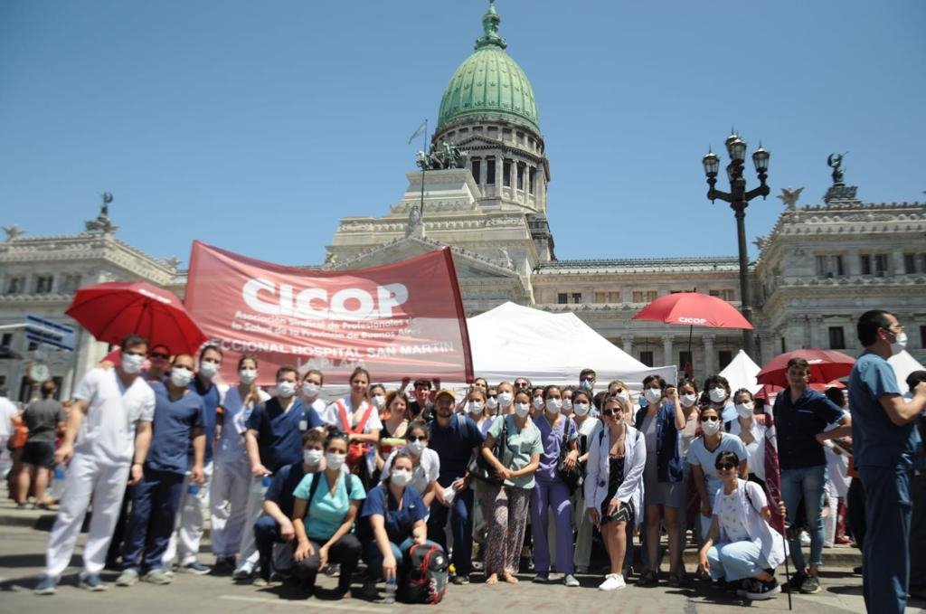 Trabajadores de la salud bonaerense marcharon e instalaron una carpa frente al Congreso por mejoras laborales