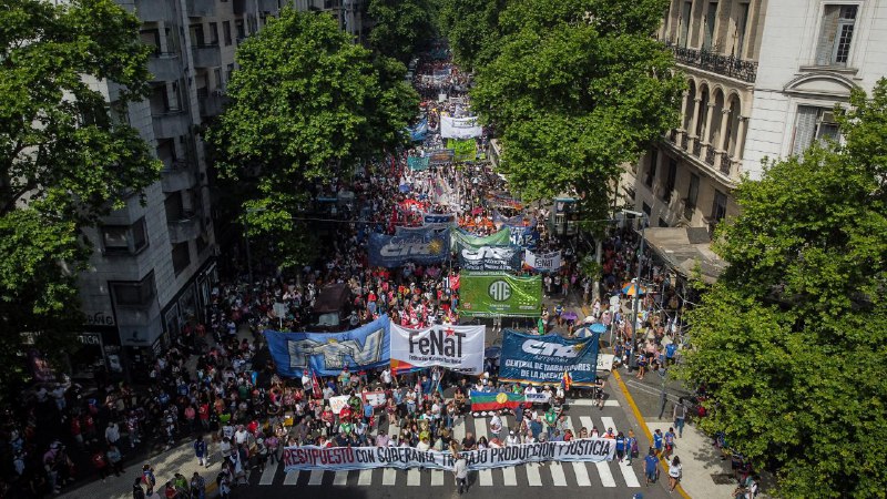 Sindicatos y agrupaciones políticas marcharon por el centro porteño en contra del FMI