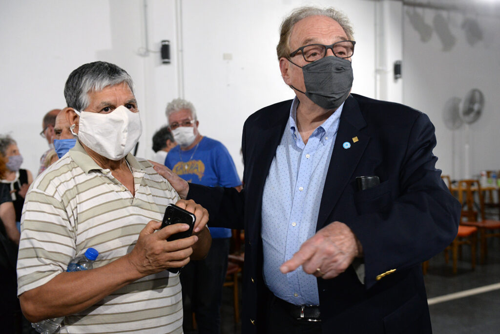 Carlos Heller se reunió con adultos mayores en la Vecinal de Saavedra