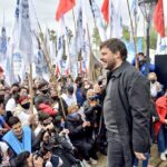 En un reducido acto por la lluvia, Leandro Santoro inició en Villa Lugano la campaña hacia las elecciones