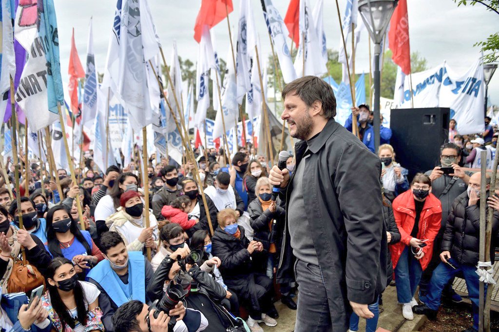 En un reducido acto por la lluvia, Leandro Santoro inició en Villa Lugano la campaña hacia las elecciones