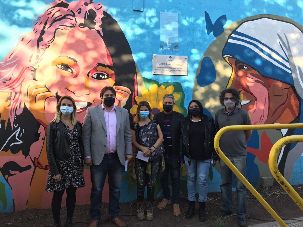 Flores para Martina: un mural en Villa Crespo rinde homenaje a una joven que falleció tras ser atropellada