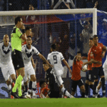 Vuelta del público a los estadios con espectacular empate en Liniers