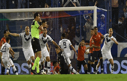 Vuelta del público a los estadios con espectacular empate en Liniers